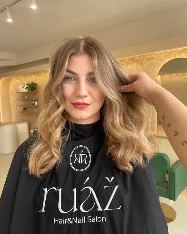Svetla balayage plava sa mekim talasima