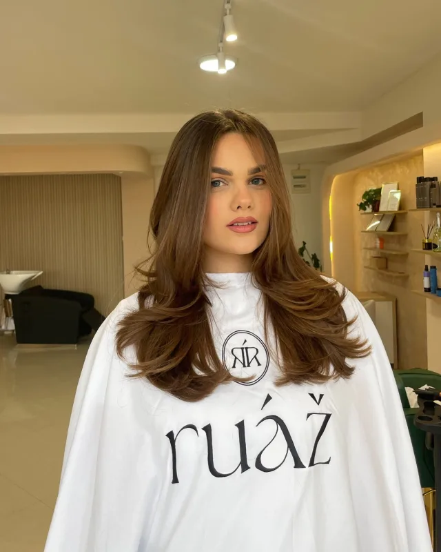 Duga smeđa kosa sa slojevima i volumenom